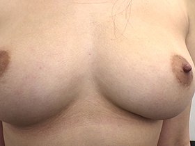 人妻全裸図鑑 12名の奥様が恥らいながら脱衣していき、年相応の裸体をカメラに見せつける 変態紳士のためのヘアヌードコレクション　サンプル画像05